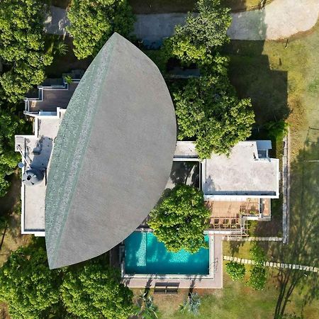 The Leaf By Stayvista - An Enchanting Escape Offering A Pool, Terrace, Lush Lawn, Contemporary Interiors, And Indoor Games 阿里巴格 外观 照片