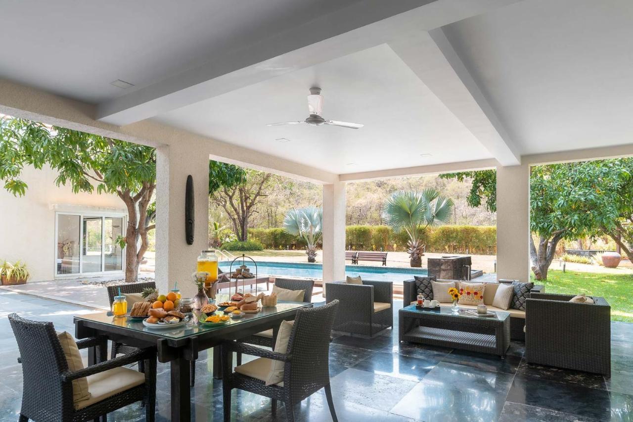 The Leaf By Stayvista - An Enchanting Escape Offering A Pool, Terrace, Lush Lawn, Contemporary Interiors, And Indoor Games 阿里巴格 外观 照片