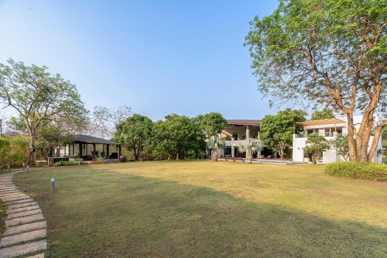 The Leaf By Stayvista - An Enchanting Escape Offering A Pool, Terrace, Lush Lawn, Contemporary Interiors, And Indoor Games 阿里巴格 外观 照片