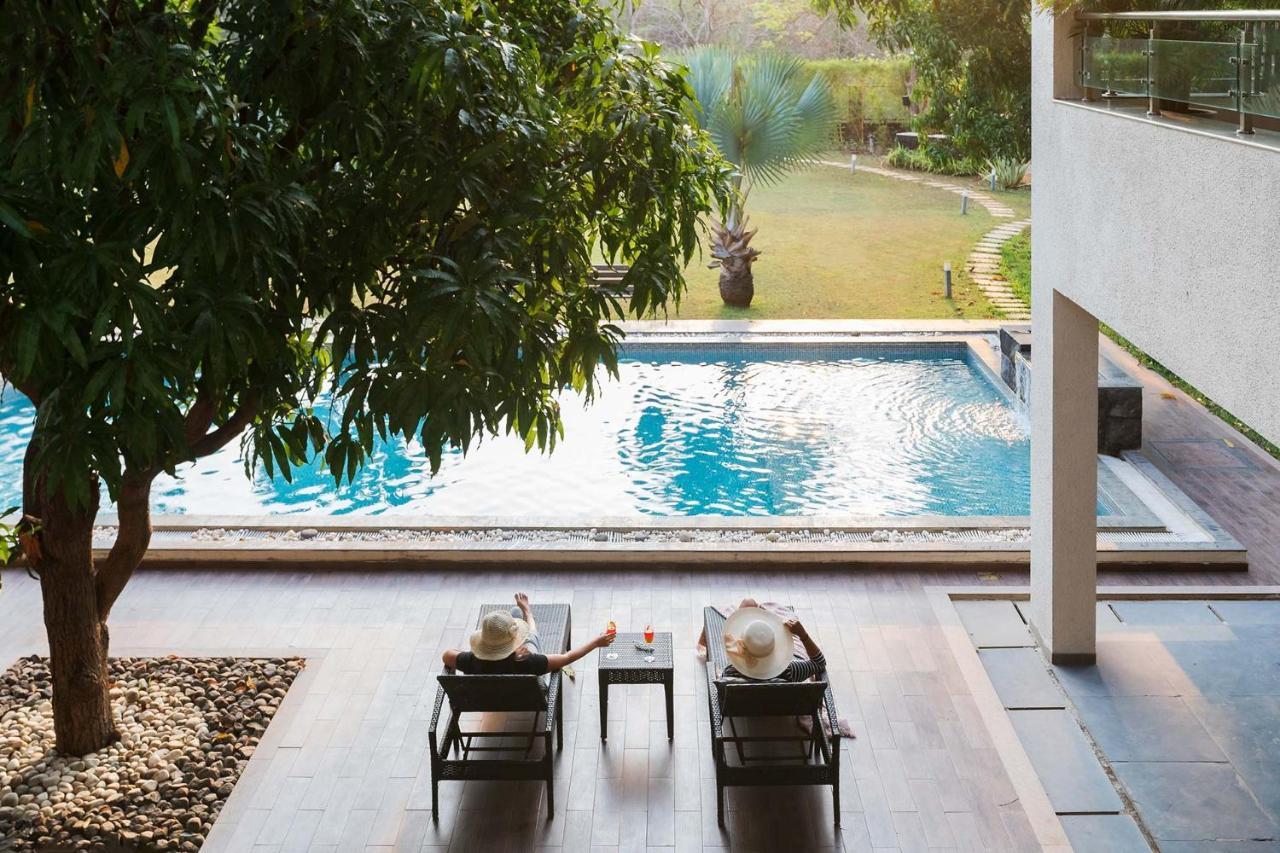 The Leaf By Stayvista - An Enchanting Escape Offering A Pool, Terrace, Lush Lawn, Contemporary Interiors, And Indoor Games 阿里巴格 外观 照片