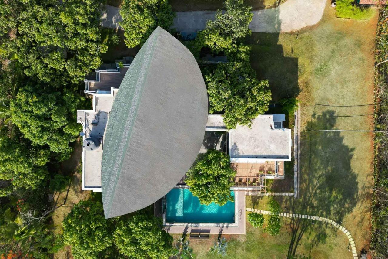 The Leaf By Stayvista - An Enchanting Escape Offering A Pool, Terrace, Lush Lawn, Contemporary Interiors, And Indoor Games 阿里巴格 外观 照片